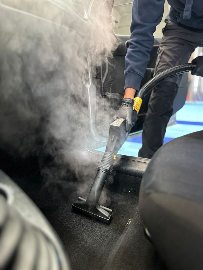 Automobilio kiliminės grindų dangos cheminis valymas